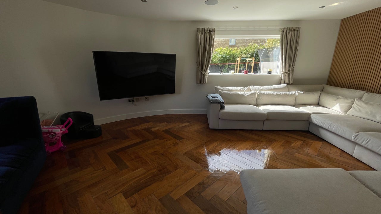 TU Cleaning Service - living room